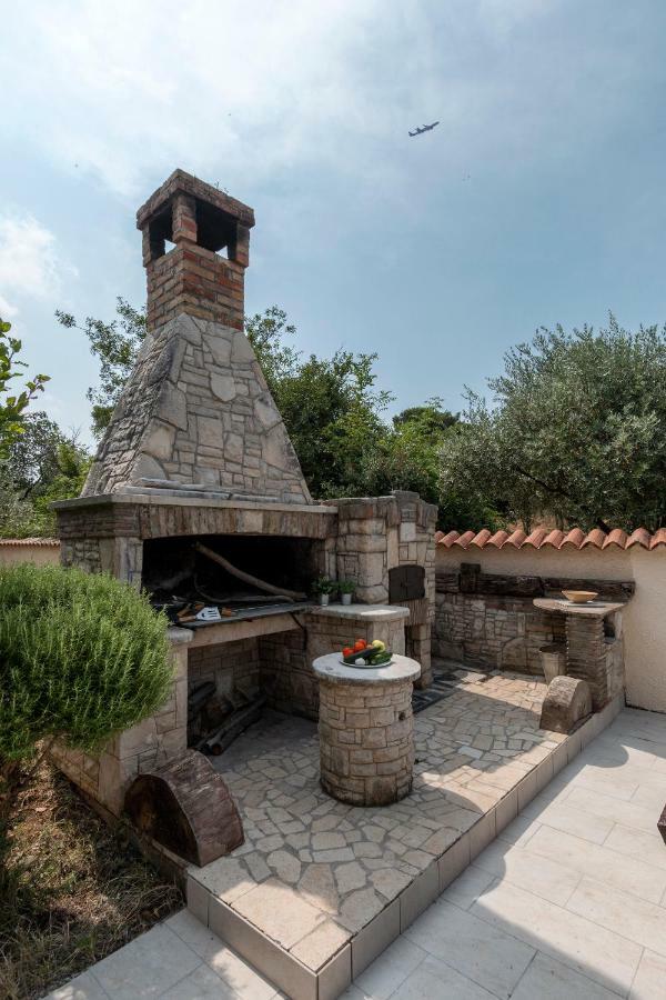 Villa Sunshine Pula Exterior photo